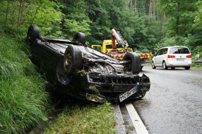 PKW ueberschlagen auf der L1208 zwischen Steinenbronn und Leinfelden-Echterdingen